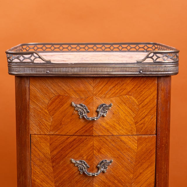 20th Century Louis XV Style Bedside Tables in Walnut, Marble and Bronze, Set of 2 For Sale - Image 5 of 6