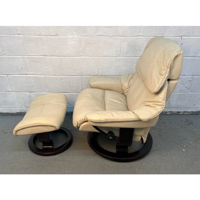 Late 20th Century Late 20th Century Pair of j.e Ekornes "Stressless" Leather Recliners W/ Matching Ottomans For Sale - Image 5 of 13