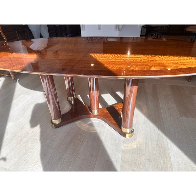 Beautiful wood Henredon dining table. Seats six and includes extender leaf for additional seating. Matching chairs are...