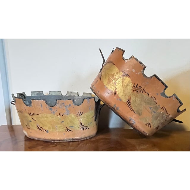 Antique Early 19th Century French Empire Tole Monteiths or Cachepot Jardinieres With a Garland of Gold Leaves on a Salmon Ground - A Pair For Sale - Image 13 of 17