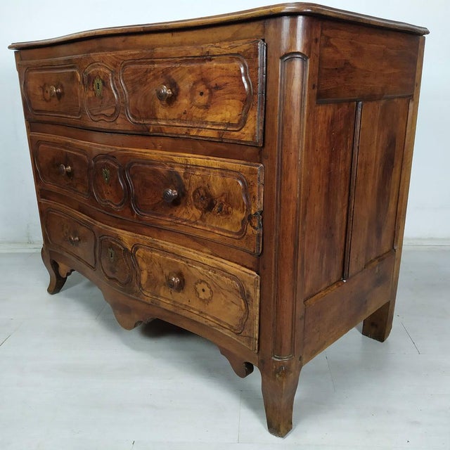 Louis XV Curved Walnut Chest of Drawers For Sale - Image 4 of 18