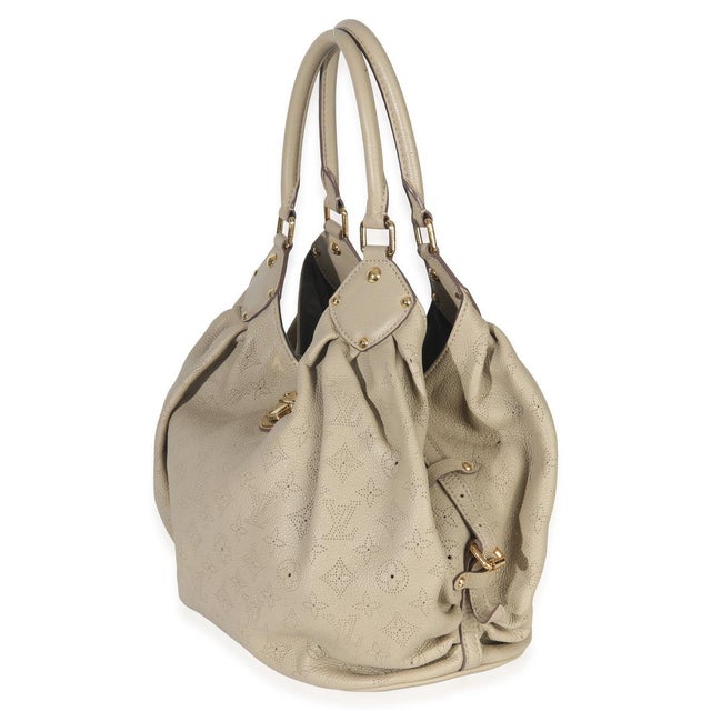 Item #: 152780 Interior Material: Suede MSRP: 4,900 Features Interior: One zip pocket Size: XL Handbag Closure Type:...
