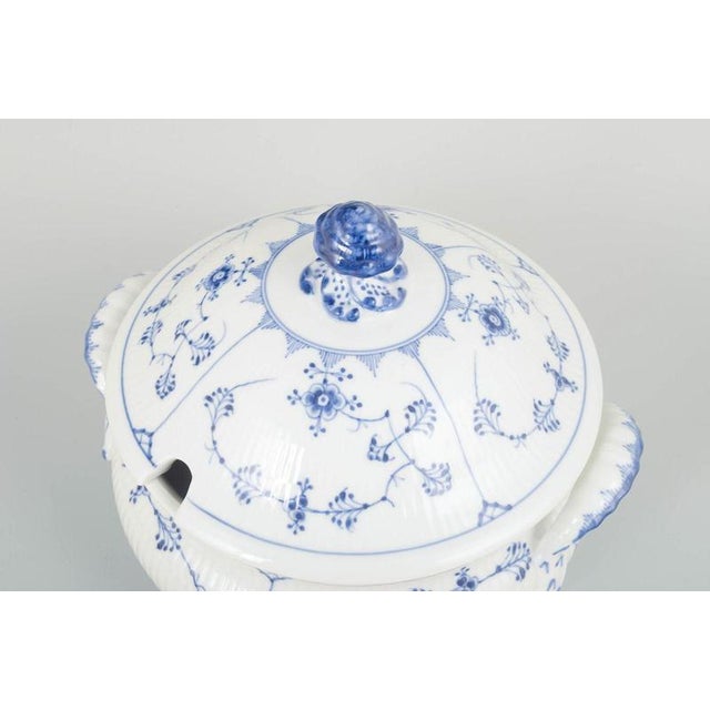 Royal Copenhagen Blue Fluted Plain, model 1/223. Large soup tureen, 1920s. Large and impressive soup tureen in the “Blue...
