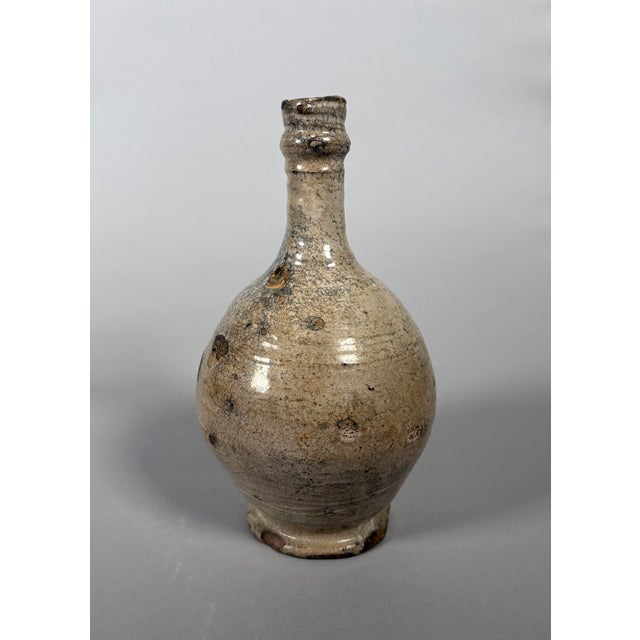 Vase bouteille en grès crème craquelé Dynastie Song (960 - 1279) Chine XI-XIIeme siècle Dimensions 25 x 12 x 12 cm Bon...
