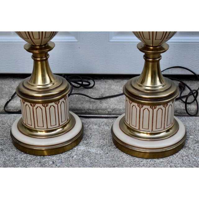 1950s Pair Vintage Stiffel Brass Enamel Urn Table Lamps Mid Century Hollywood Regency For Sale - Image 5 of 13