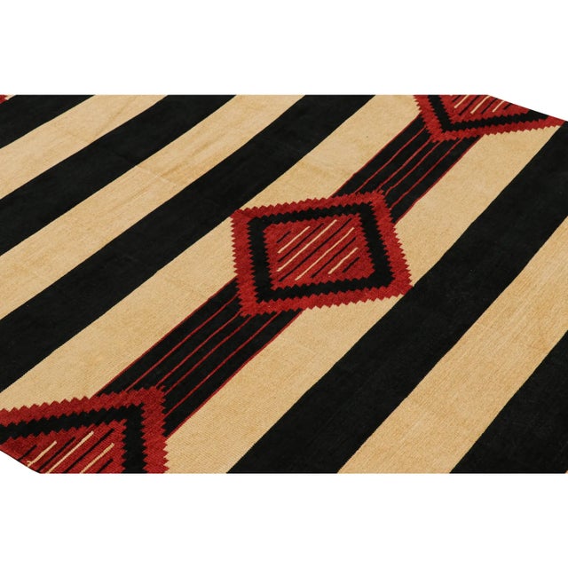This contemporary 5x8 Dhurrie flat weave is an exciting new entry in Rug & Kilim’s esteemed custom-capable collection....