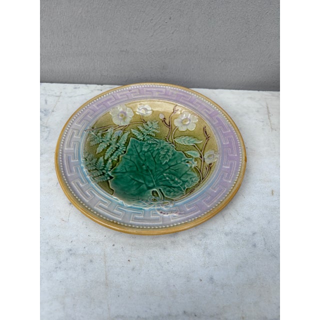 19th Century English Majolica Leaves Plate. Greek border. 7.8 inches diameter Chips on the back.