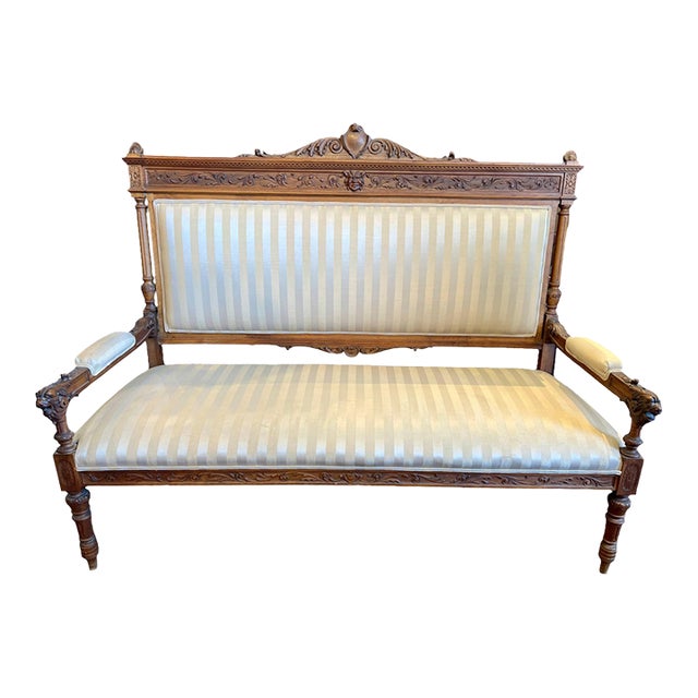 Early 20th Century Finely Carved French Hall Bench With Lion Head Carvings For Sale