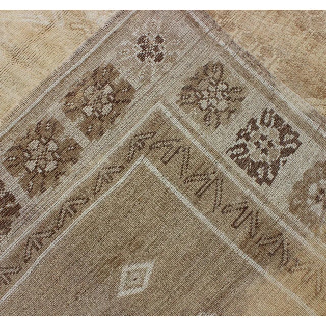 Vintage Oushak Rug With Soft Beige, Warm Taupe, and Ivory Tones For Sale In Atlanta - Image 6 of 7