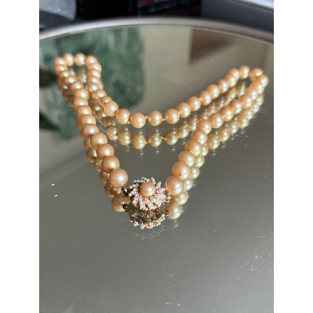 1950s Vintage Peach Champagne Pearl Necklace With Sunburst Jeweled Clasp For Sale - Image 5 of 14