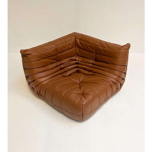 This brown corner piece from Ligne Roset is in new condition. The togo is part of Michel Ducaroy’s classic Togo designs...