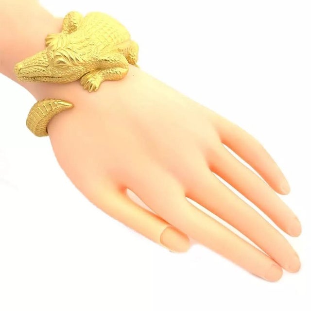 Contemporary Keiselstein-Cord Alligator 18k Yellow Gold Large 3D Kick Cuff Bracelet For Sale - Image 3 of 10
