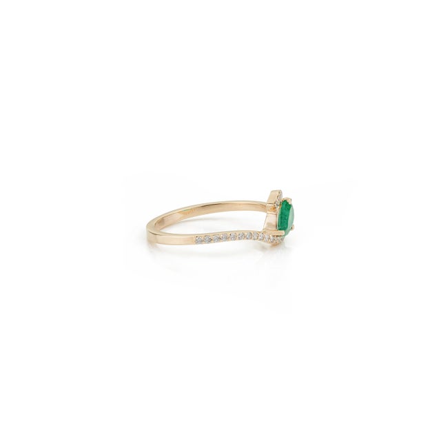 Metal Modernist Pear Shape Emerald & Diamond Halo Ring in 14k Yellow Gold Size 6.5 For Sale - Image 7 of 17