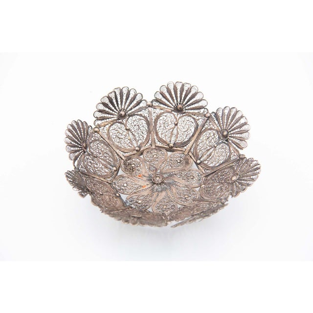 Silver Ring in Filigree Mesh in the Shape of a Flower, in Good conditions.