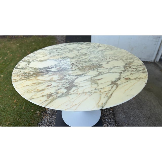 Mid-Century Modern Tulip Dining Table with Champagne Coloured Arabescato Marble in Mint by Eero Saarinen for Knoll International, 1970s For Sale - Image 3 of 10