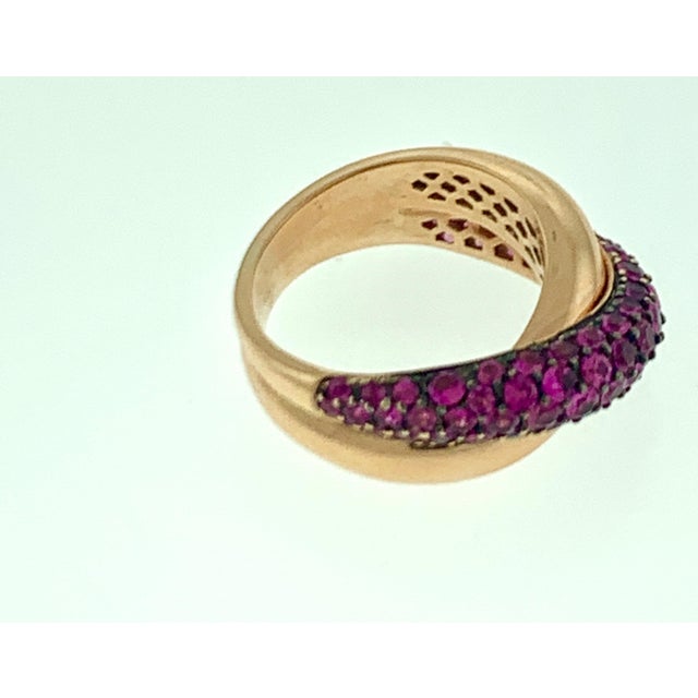 Metal 3 Carat Ruby 18 Karat Rose Gold Cross Over Ring 13 Grams Size 8 For Sale - Image 7 of 8