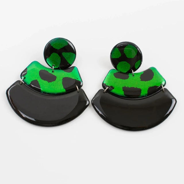 Contemporary Black and Green Lucite Dangle Pair of Clip Earrings For Sale - Image 3 of 5
