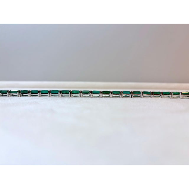 Metal 24 Carat Natural Emerald Tennis Bracelet, 14 Karat White Gold, 21.6gm, 7 Inch For Sale - Image 7 of 8