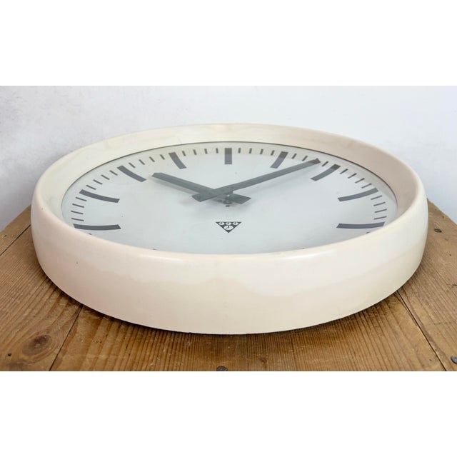 Large Industrial Bakelite Factory Wall Clock from Pragotron, 1960s For Sale - Image 11 of 18