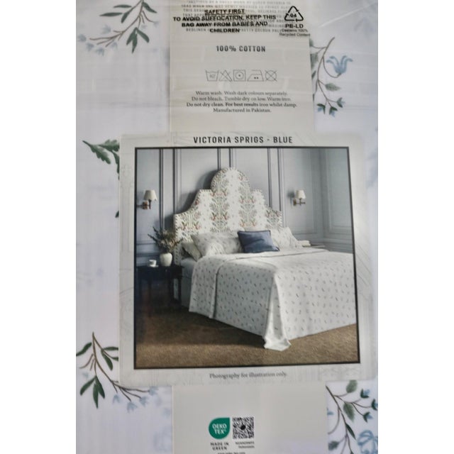 Historic Royal Palaces Hampton Court Palace Blue Victoria Sprig Queen Sheet Set