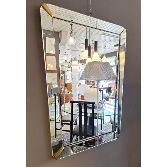 Elegant mirror made in Italy in the 1940s. Trapezoidal in shape (upper base L 57 cm, lower base L 47 cm), it has a frame...