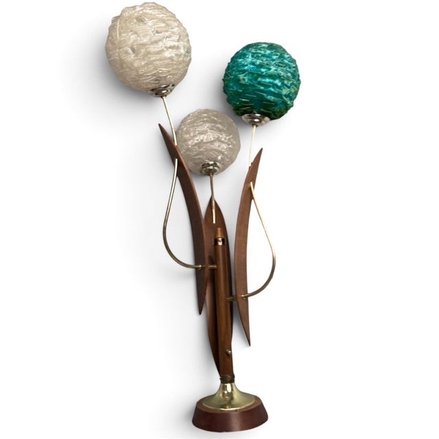 Brown 1960s Mid-Century Modern Atomic Three-Globe Spun Lucite/Acrylic Spaghetti Lamp With Walnut For Sale - Image 8 of 8