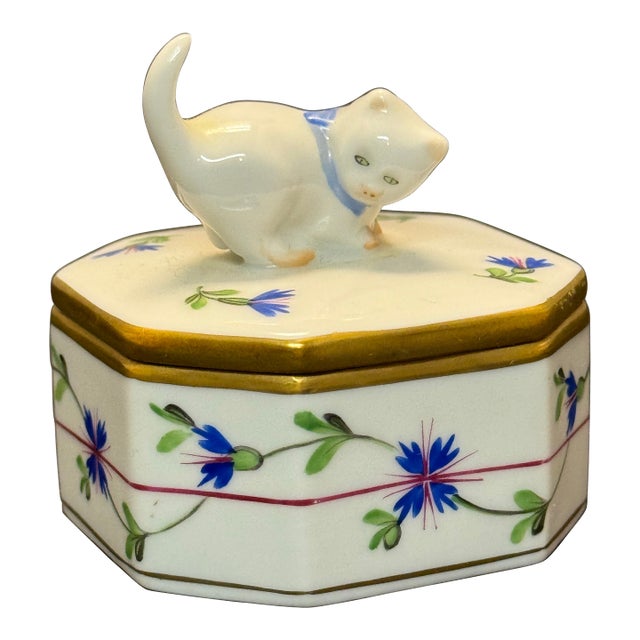 Mid 20th Century Herend Hungary Blue Garland PBG Hand Painted Octagon Box Kitty Cat Finial 6074 For Sale