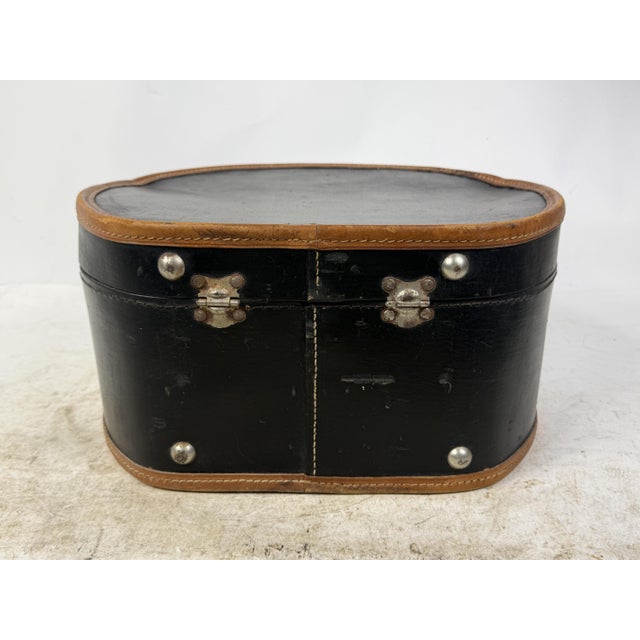 Antique Hat Box in Lined Cardboard and Leather, Late 19th Century For Sale - Image 4 of 16