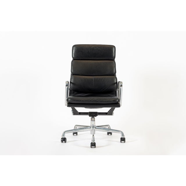 This authentic Eames for Herman Miller Soft Pad Executive Height office chair from the Aluminum Group Collection was...