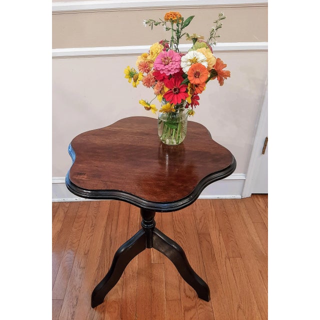 **Antique Vintage Scalloped Edge Tilt-Top Side Table** Stunning! Elevate your space with this exquisite antique tilt-top...