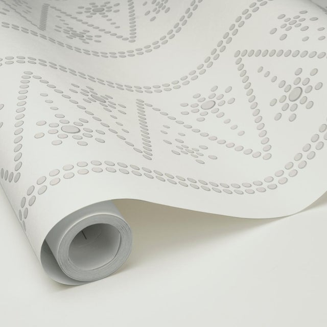Schumacher Sample - Schumacher The Pearlies Wallcovering In Silver For Sale - Image 4 of 6