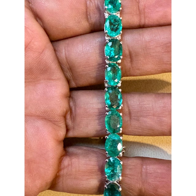 Early 21st Century 22 Carat Natural Emerald Cocktail Tennis Bracelet 14 Karat White Gold 7" For Sale - Image 5 of 18