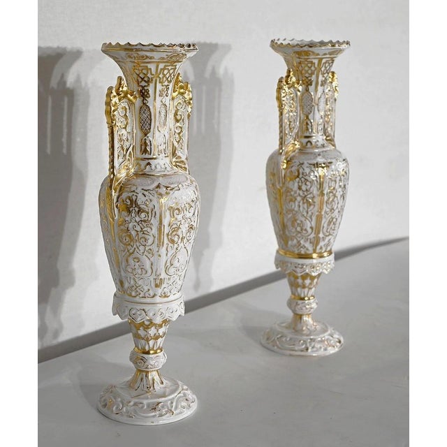 Paire de vases balustre, en porcelaine de Paris, à décors dorés sur fond blanc. Dans le goût Mauresque, ces vases sont...