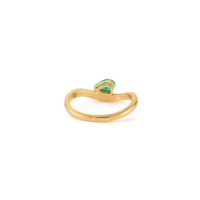 Metal Minimalist 18k Yellow Gold Pear Cut Deep Green Emerald Solitaire Wave Ring Size 5 For Sale - Image 7 of 14