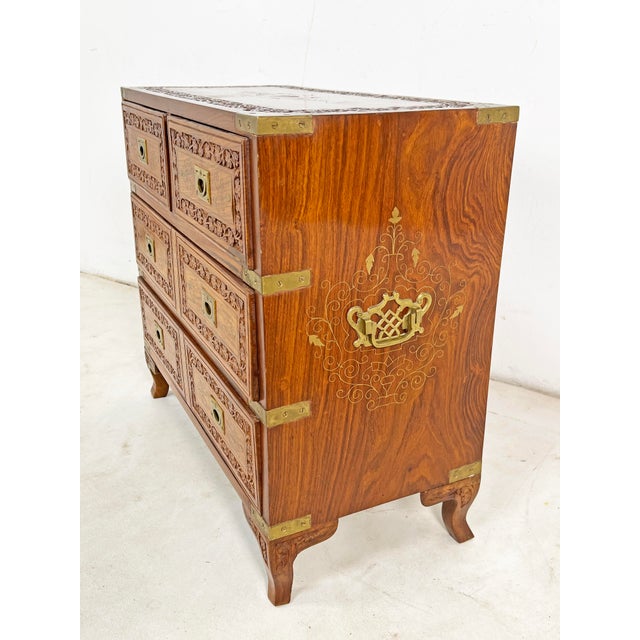 English C. 1950s Anglo-Indian Small Campaign Style Rosewood Jewelry Chest With Brass Inlay For Sale - Image 3 of 8