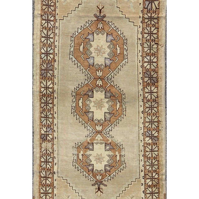 Tribal Vintage Turkish Oushak Rug With Soft Beige Field and Warm Brown Medallions For Sale - Image 3 of 7