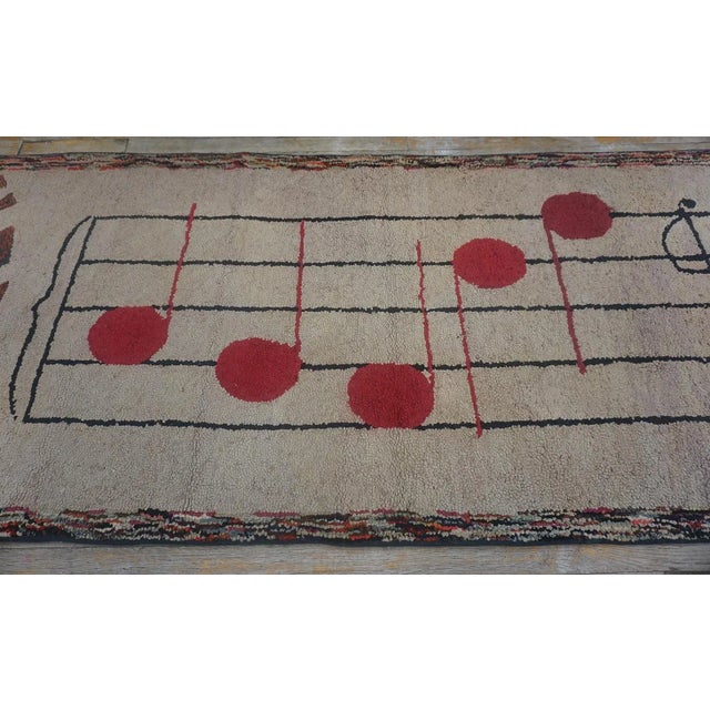 Textile 1930s Tan Ecru Folk Art Musical Note Antique American Hooked Rug 3' X 7'5" Woven Wool Carpet For Sale - Image 7 of 12