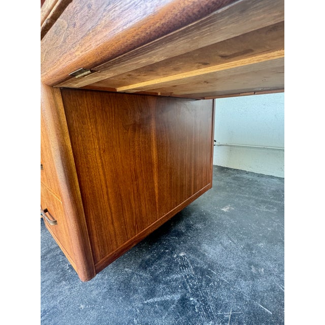 Wood 1950s Leopold Executive Desk With Drop-Front Keyboard/Typewriter Drawer- Mid-Century Modern Walnut Desk For Sale - Image 7 of 17
