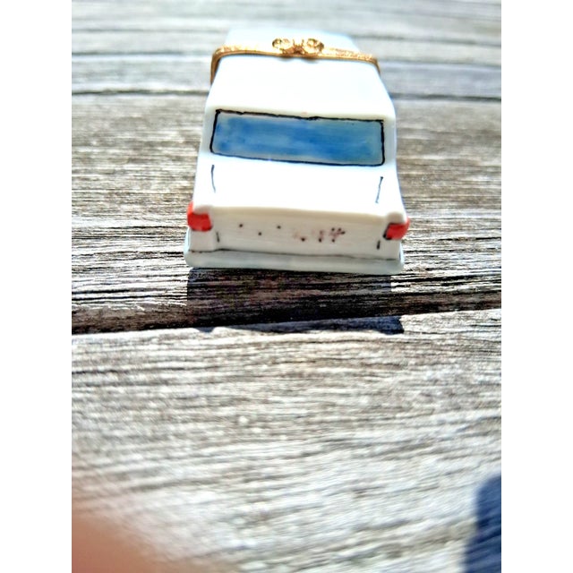 Limoges, France Late 20th Century Artoria Limoges Trinket Box “Just Married“ Limousine #179 of Limited Edition For Sale - Image 4 of 6