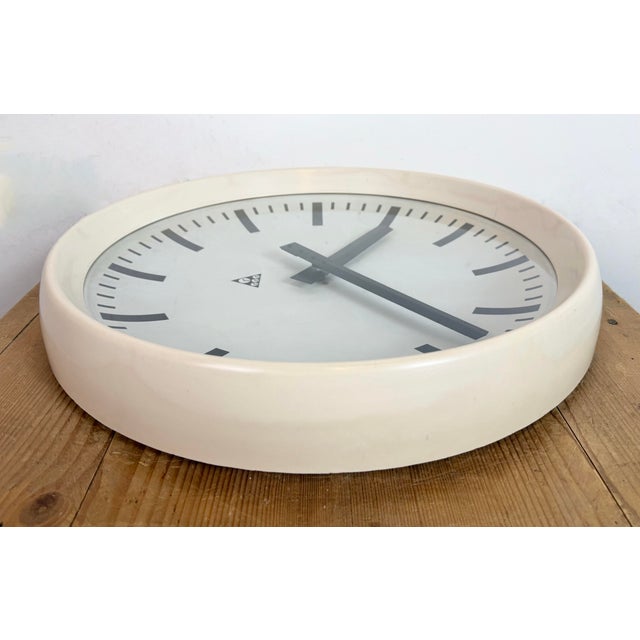 Large Industrial Bakelite Factory Wall Clock from Pragotron, 1960s For Sale - Image 13 of 18