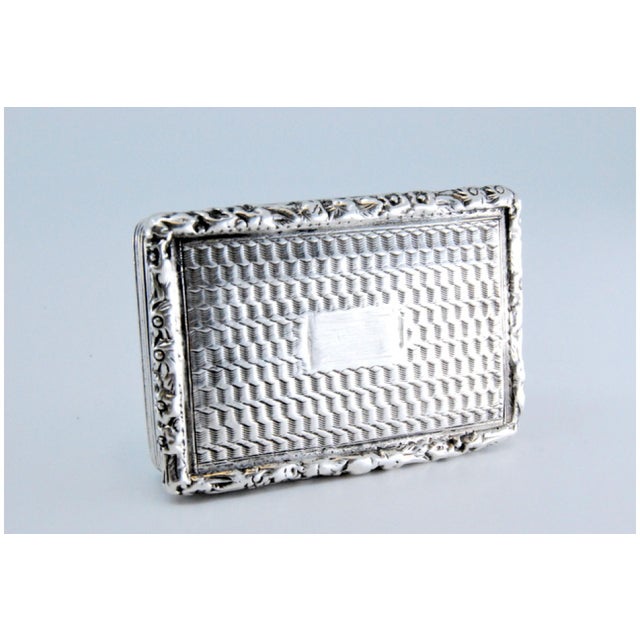 Silver and Gold Vinaigrette Box with Engravings, in Very Good conditions. Designed before 1890 This piece has an...