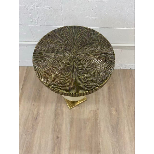 2020s Statuesque Delphi Side Table in Ivory Enameled Metal and Brass For Sale - Image 5 of 5