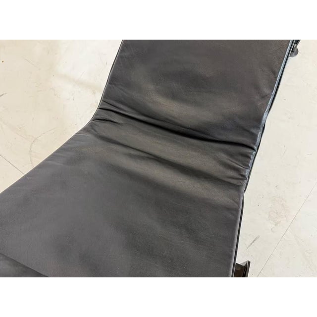 Black LC4 Chaise Lounge in Leather by Charlotte Perriand for Cassina For Sale - Image 8 of 11