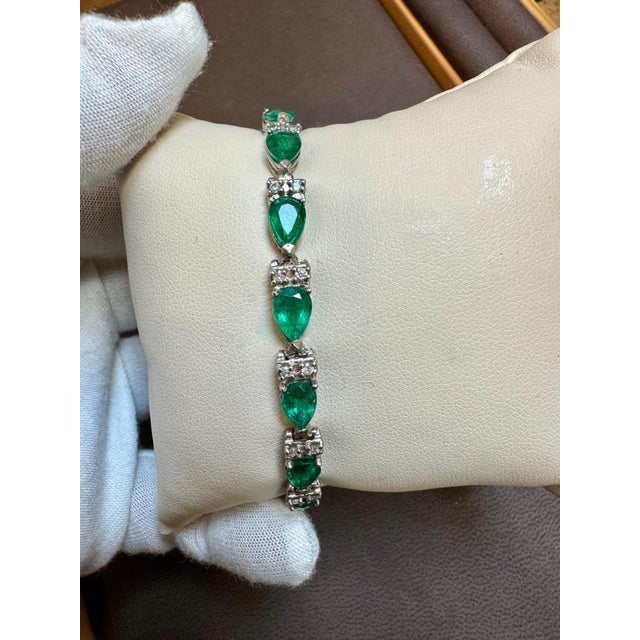 8 Ct Natural Brazil Emerald & Diamond Tennis Bracelet 14 Karat Yellow Gold 7 " For Sale In New York - Image 6 of 18