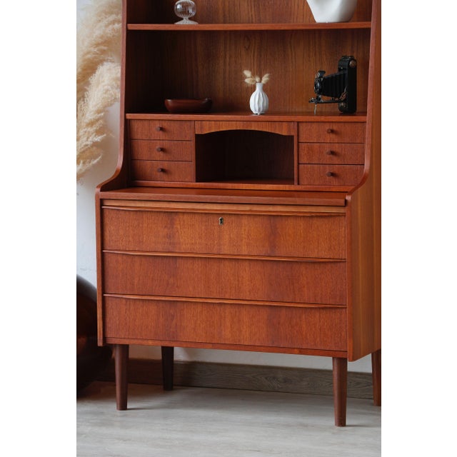 This vintage scandinavian teak secretary desk brings a warm atmosphere to your living room. Designed by danish artisans in...