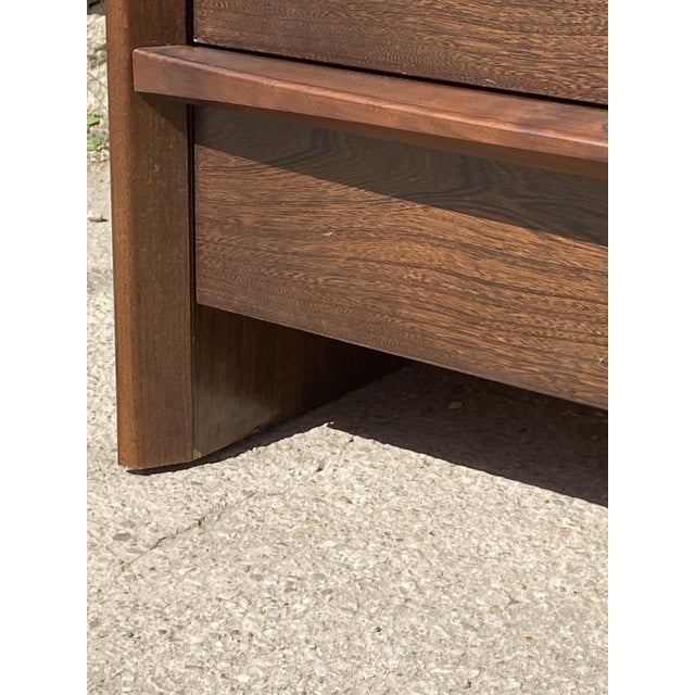 Beautiful 3-drawer chest of drawers with very large drawers in elm wood. Excellent quality craftsmanship from the 1970s....