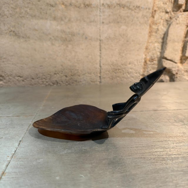 1960s 1960s Hand-Carved Indonesian Water Buffalo Horn Scoop Ornate Figural Ancestor Handle For Sale - Image 5 of 11