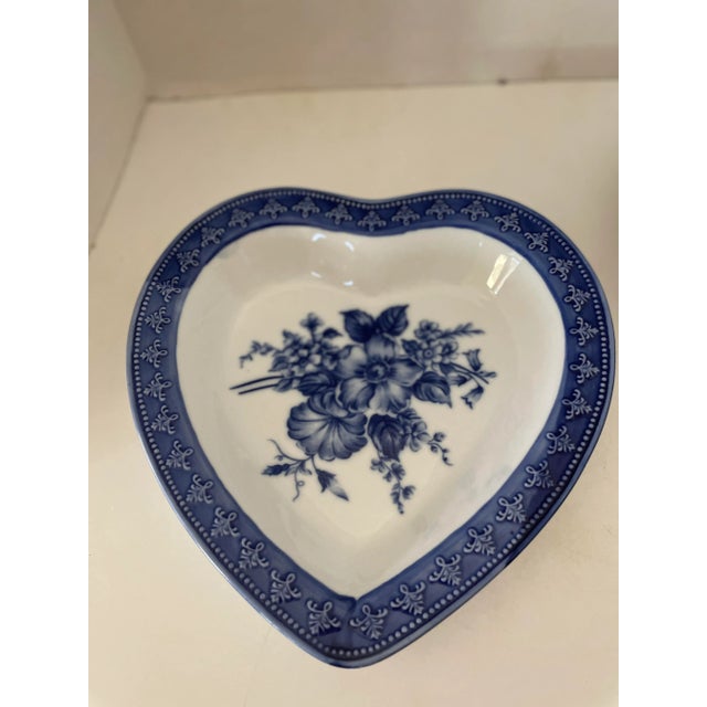 1960s 1960s Vintage Porcelain Hand Painted Heart Shaped Serveware- Set of 2 For Sale - Image 5 of 6