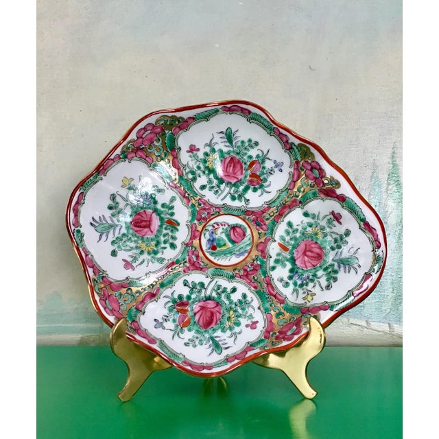 Such pretty colors in this hand painted rose medallion bowl, with a unique shell form. The rim is trimmed in gold and...