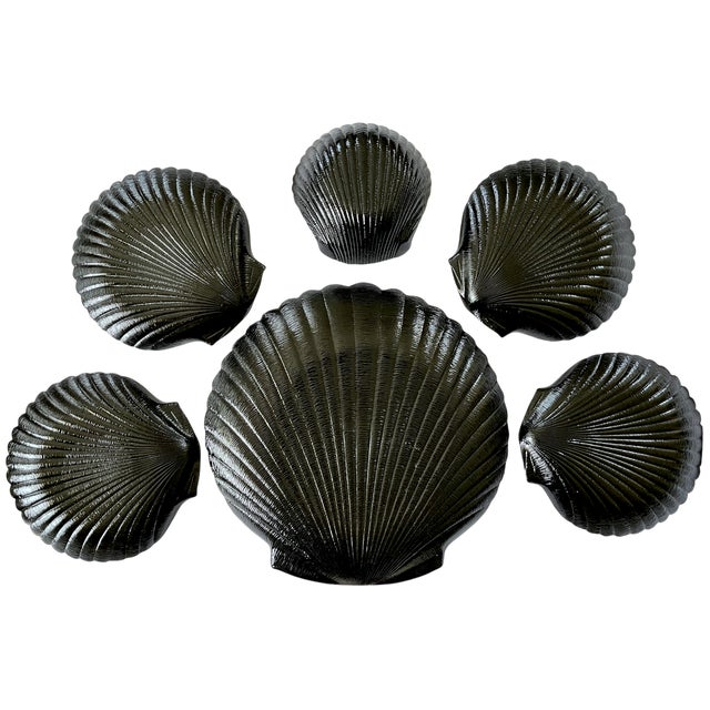 French 1960s Arcoroc France "Coquillage" Black Glass Shell Serving Set – 16 Pieces With Chip & Dip Platter For Sale - Image 3 of 13